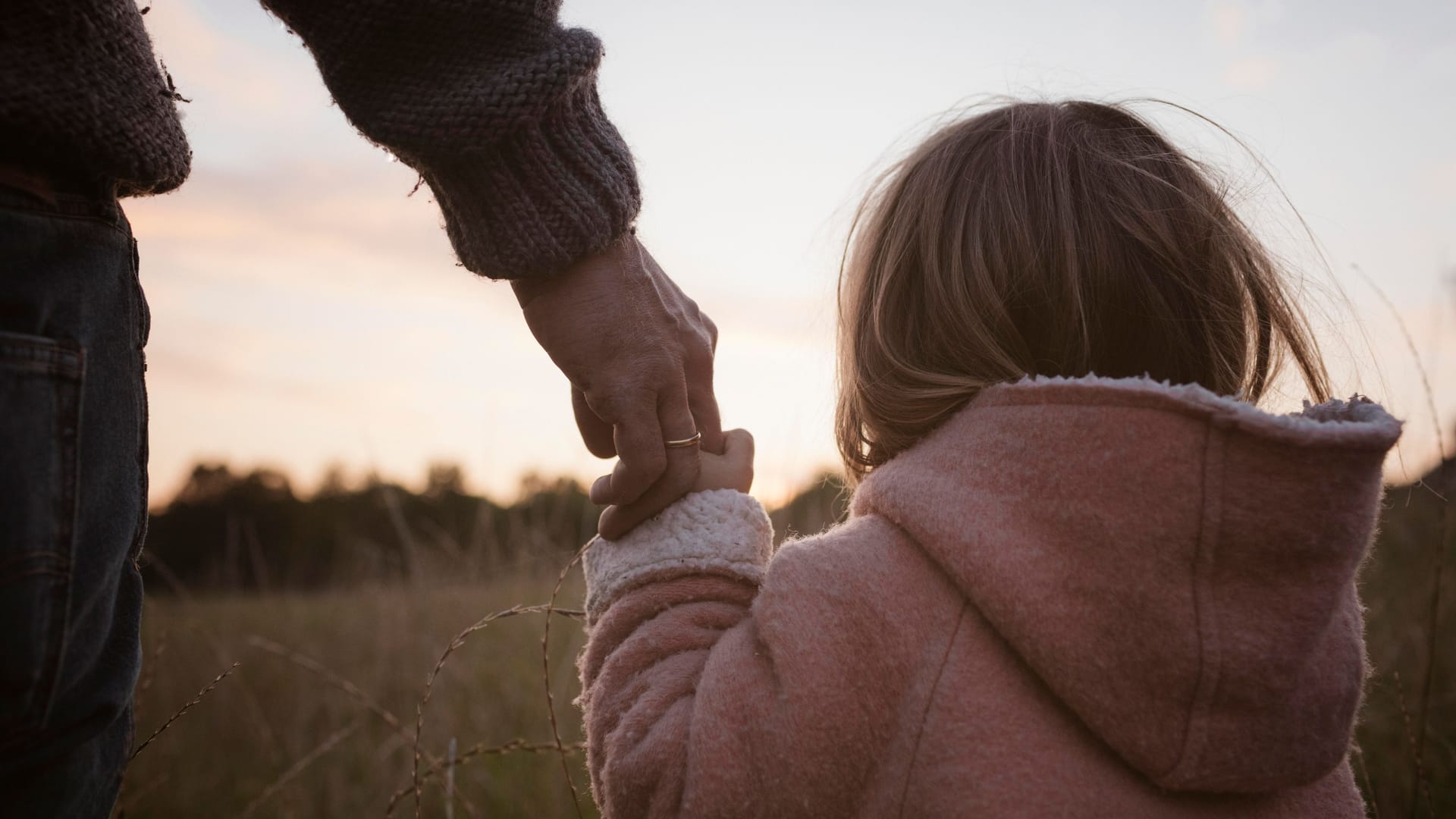 Kleines Mädchen an der Hand (Symbolbild): Bei einem Streit ums Sorgerecht leiden vor allem die Kinder.