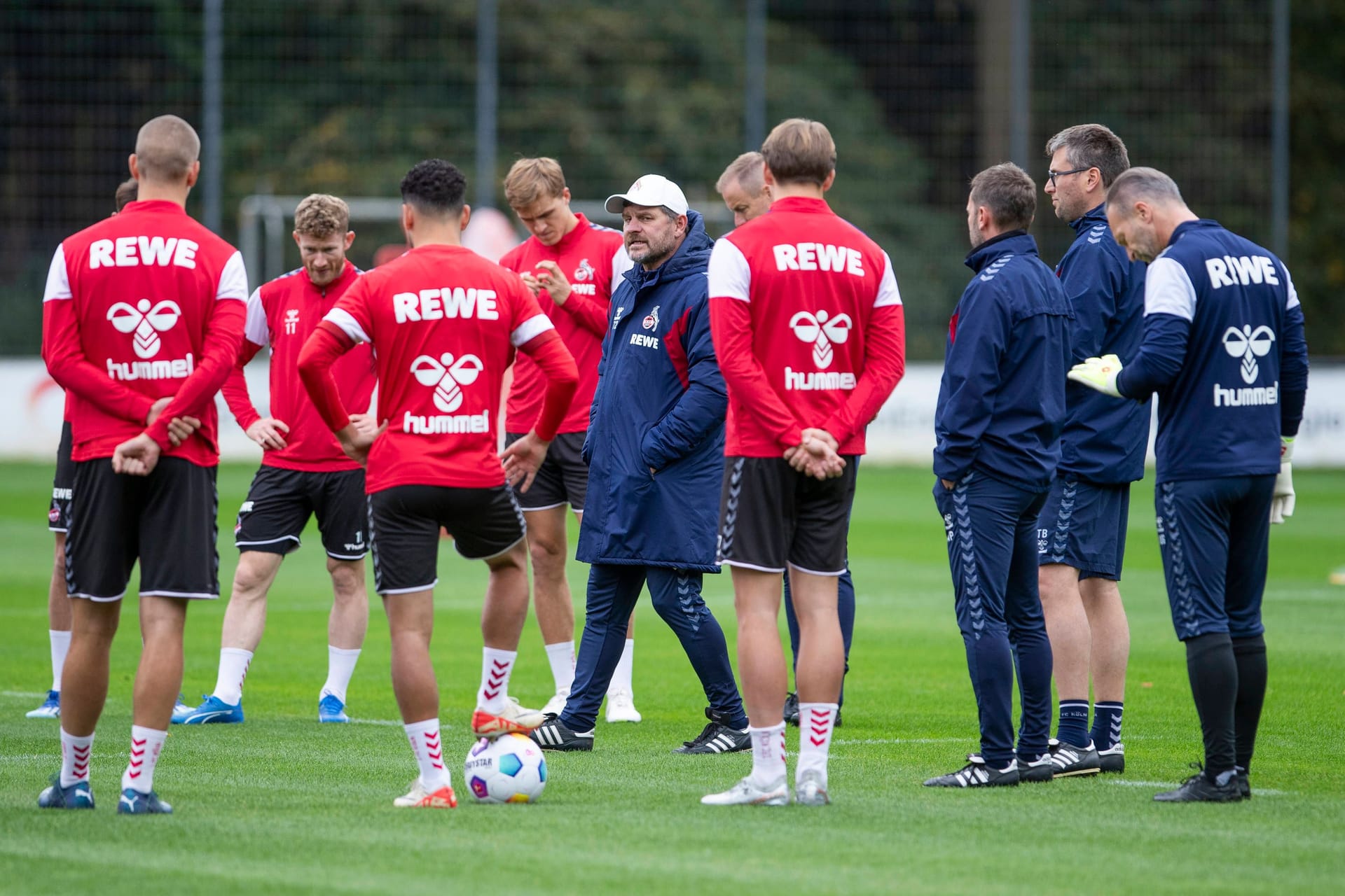 Eine Trainingseinheit des 1. FC Köln (Archivbild): Der FC nutzt die Länderspielpause, um sich in der Region zu zeigen.