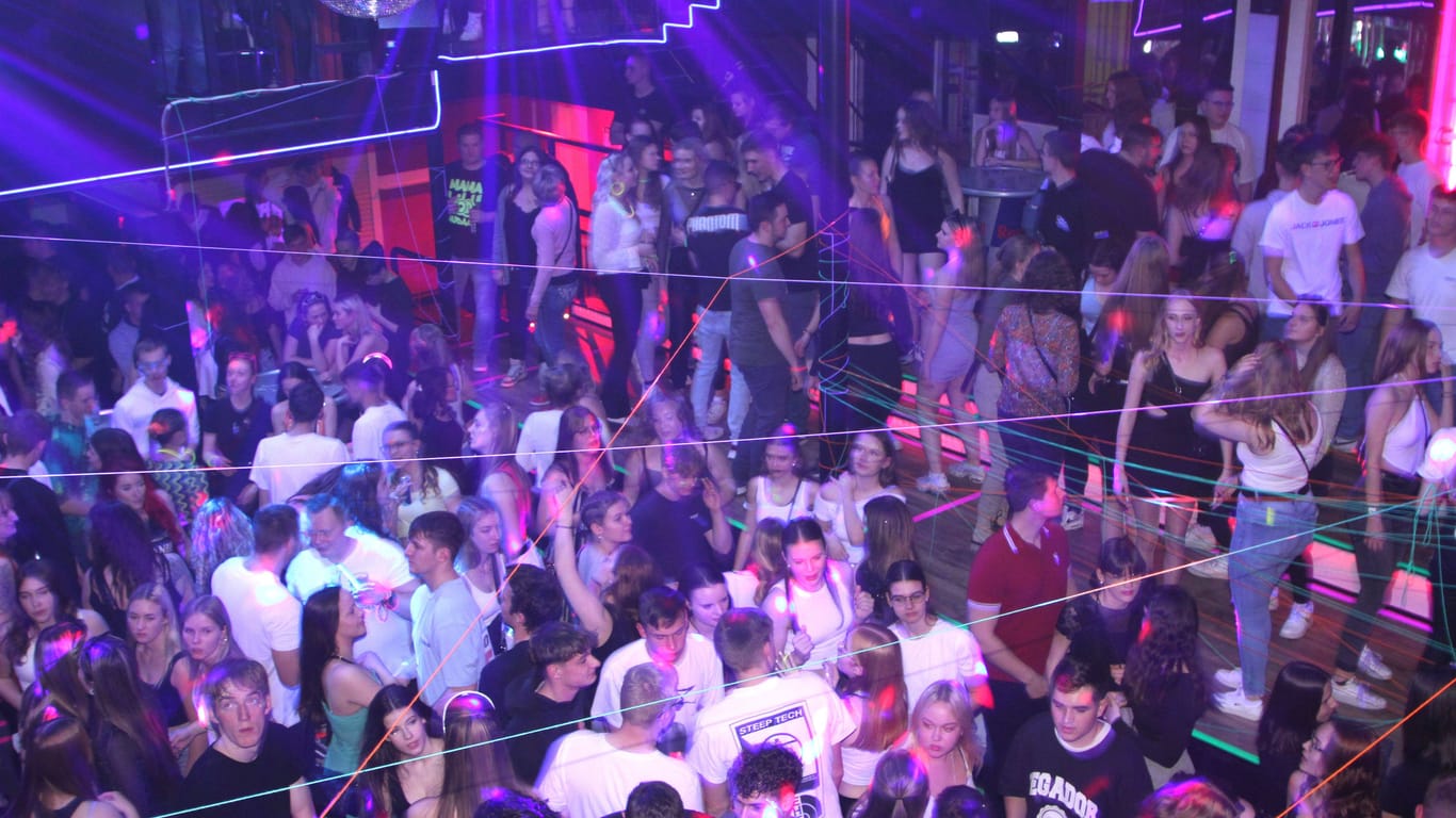 Menschen feiern in einem Club (Symbolbild): An der Discomeile in Bremen tut sich etwas.