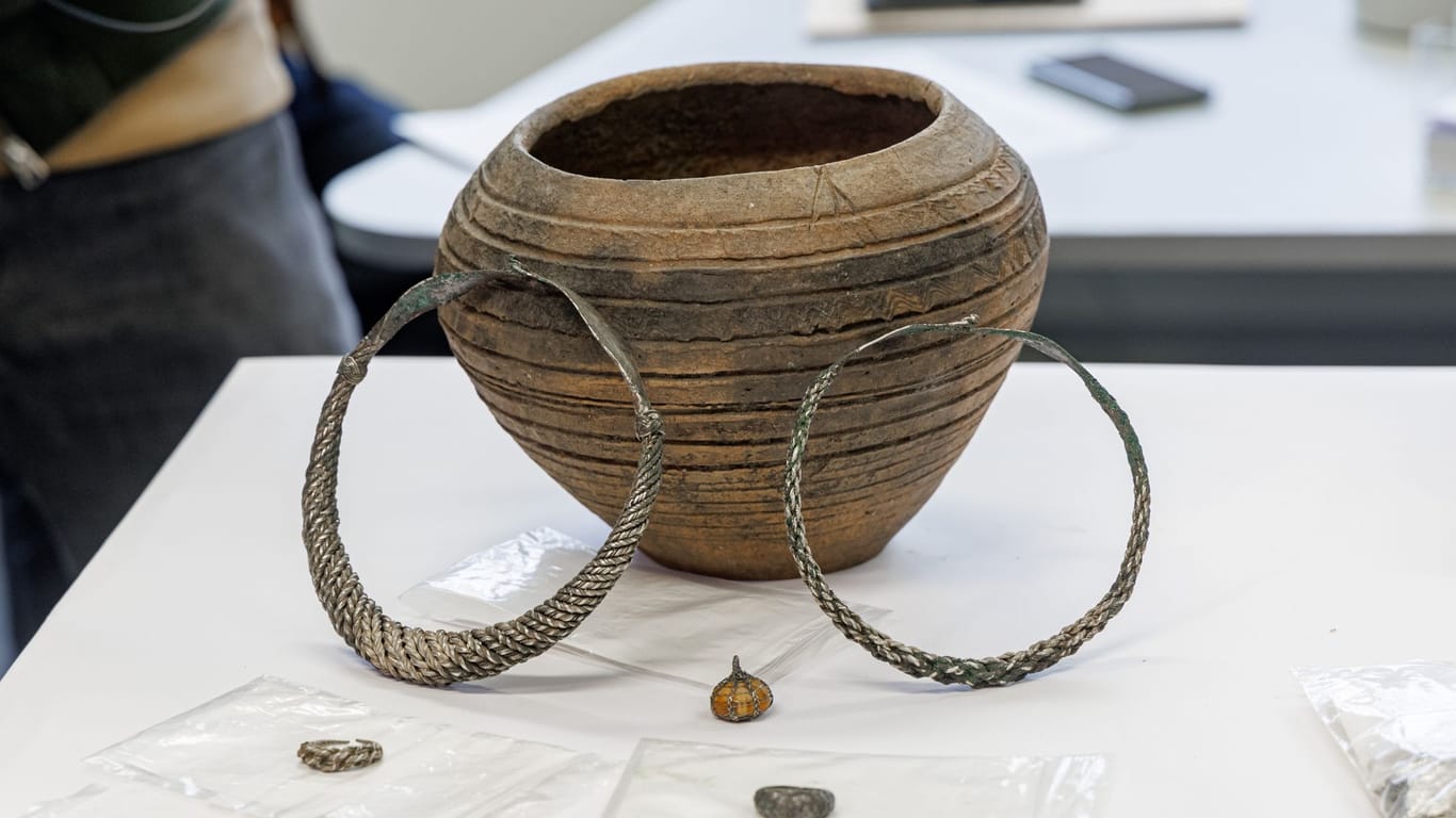 Ein Tongefäß, in dem sich zwei silberne Halsreifen, Schmuck und Münzen befanden: Es gehört zu den jetzt präsentierten archäologischen Funden aus Mecklenburg-Vorpommern.