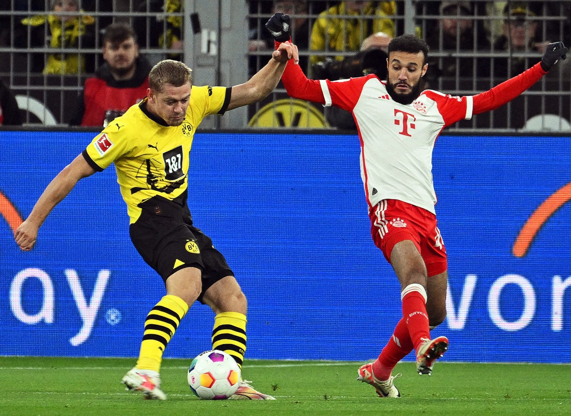 Noussair Mazraoui: Nachdem er am Mittwoch im Pokal angeschlagen gefehlt hatte, rechtzeitig fit für die Startelf. Sicherte seine Seite ordentlich ab und schaltete sich auch immer wieder mit nach vorne ein. Schöne Flanke auf Goretzka (38.). Schoss aus kurzer Distanz deutlich übers Tor (47.). Note 3