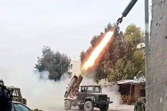 Eine "Burkan"-Rakete wird abgeschossen (Archivbild): Angeblich besitzt die Hisbollah diese Raketen.