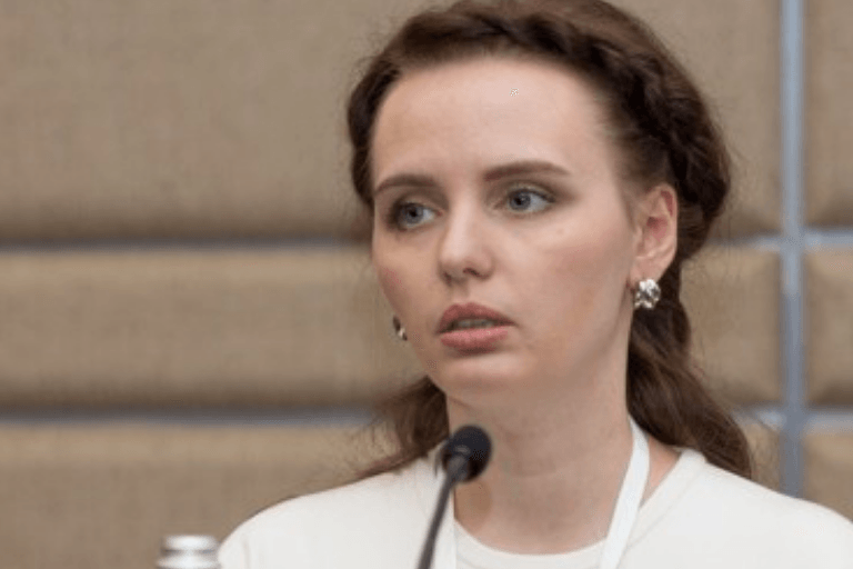 Marija Woronzowa bei einer Rede (Archivbild). Die mutmaßliche Putin-Tochter hat Karriere gemacht – und lässt auch mal kritische Töne hören.