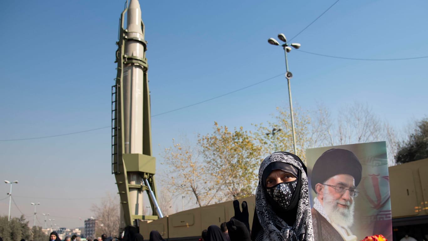 Frau auf iranischer Waffenausstellung mit Qiam-Rakete (Archivbild): Qiam ist die Vorgängerin der Volcano-Raketen, mit denen die Hisbollah Israel beschossen haben soll.
