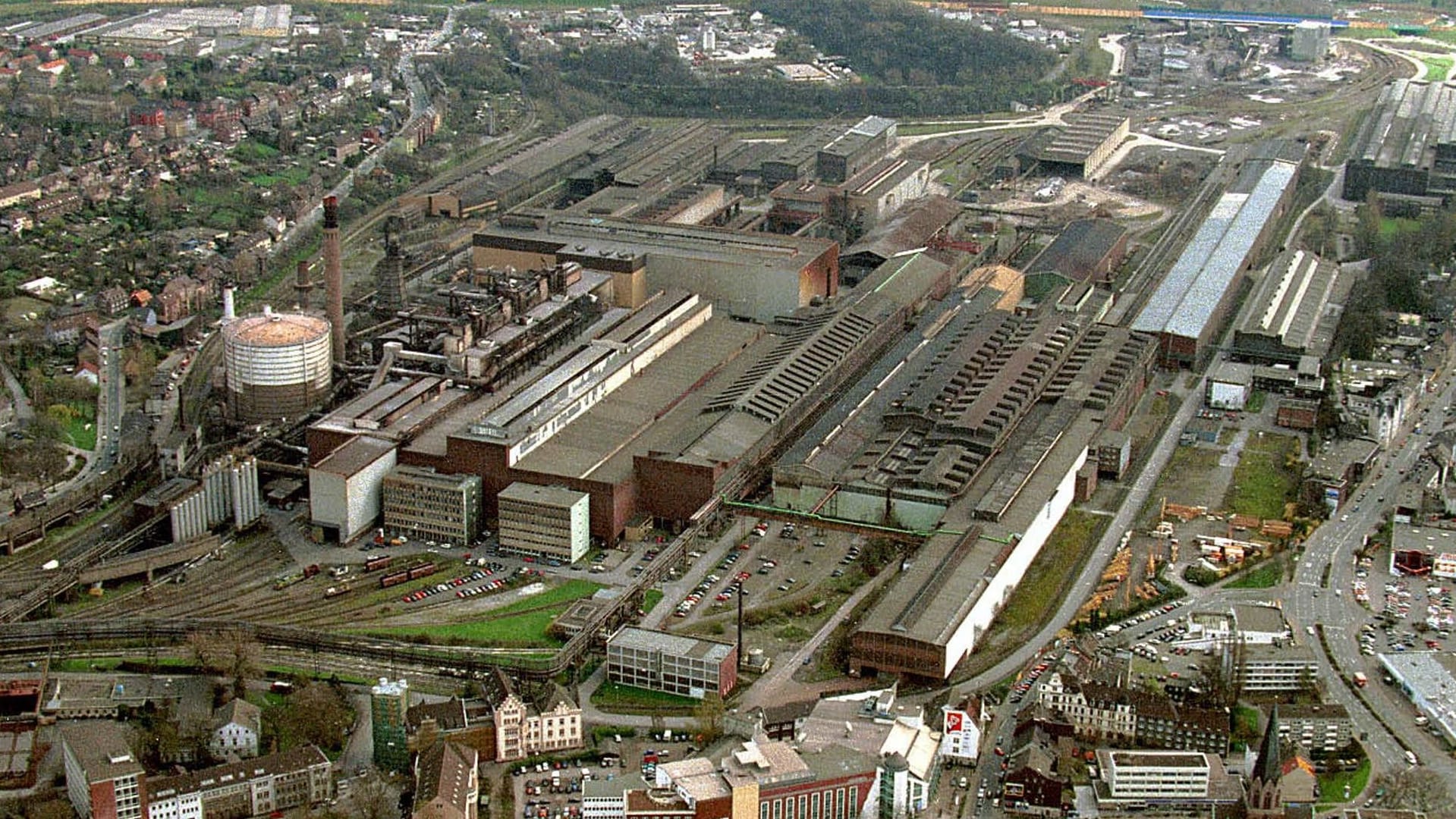 Blick auf das ehemalige Stahlwerk (Archivbild): Im Jahr 2000 war von dem See noch nichts zu sehen.