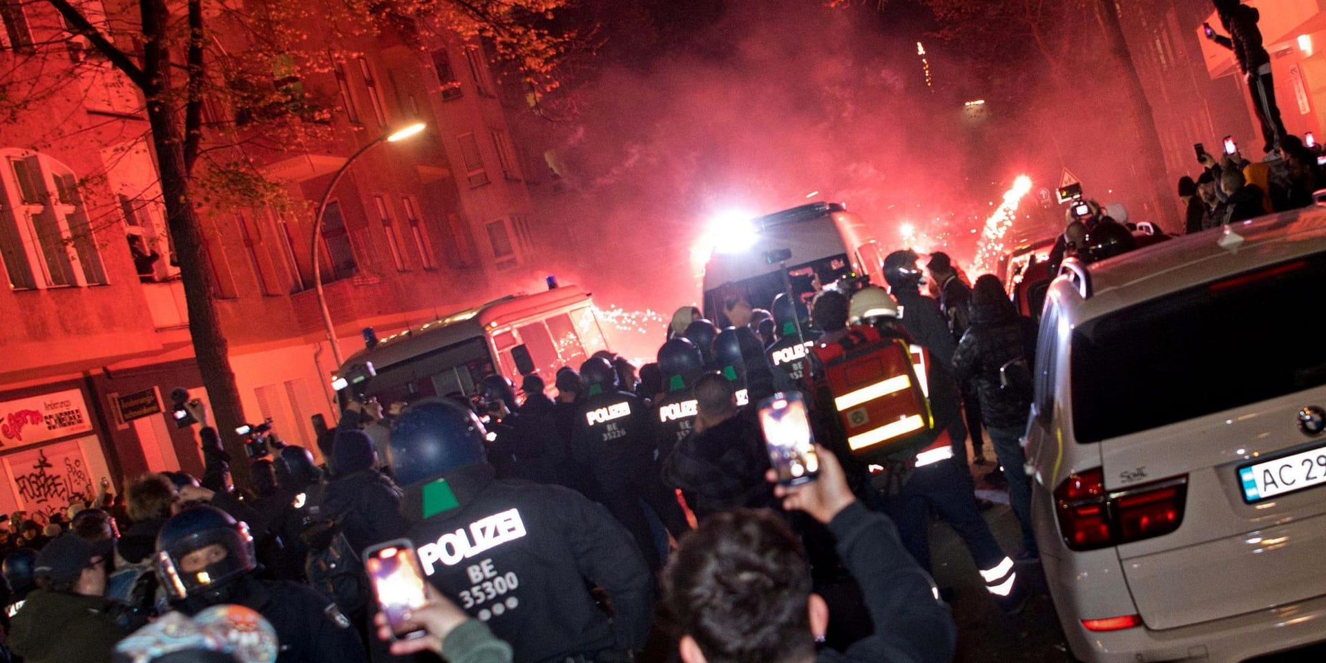 Teilnehmer einer verbotenen Pro-Palästina-Demonstration zünden in der Nähe der Sonnenallee im Bezirk Neukölln Pyrotechnik.