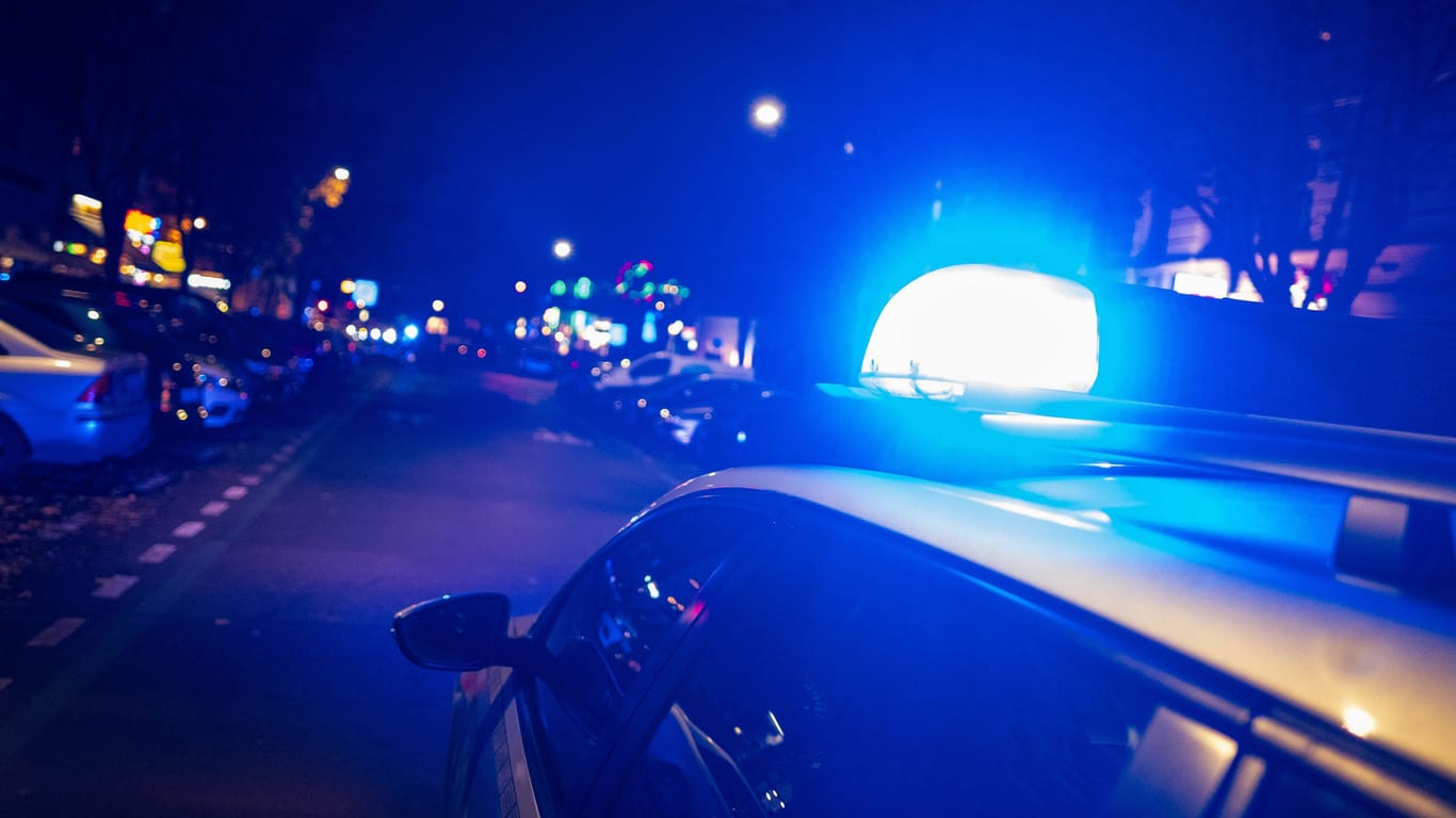 Blaulicht auf einem Polizeiwagen (Archivbild): Im Osten Berlins ist eine tote Person gefunden worden.