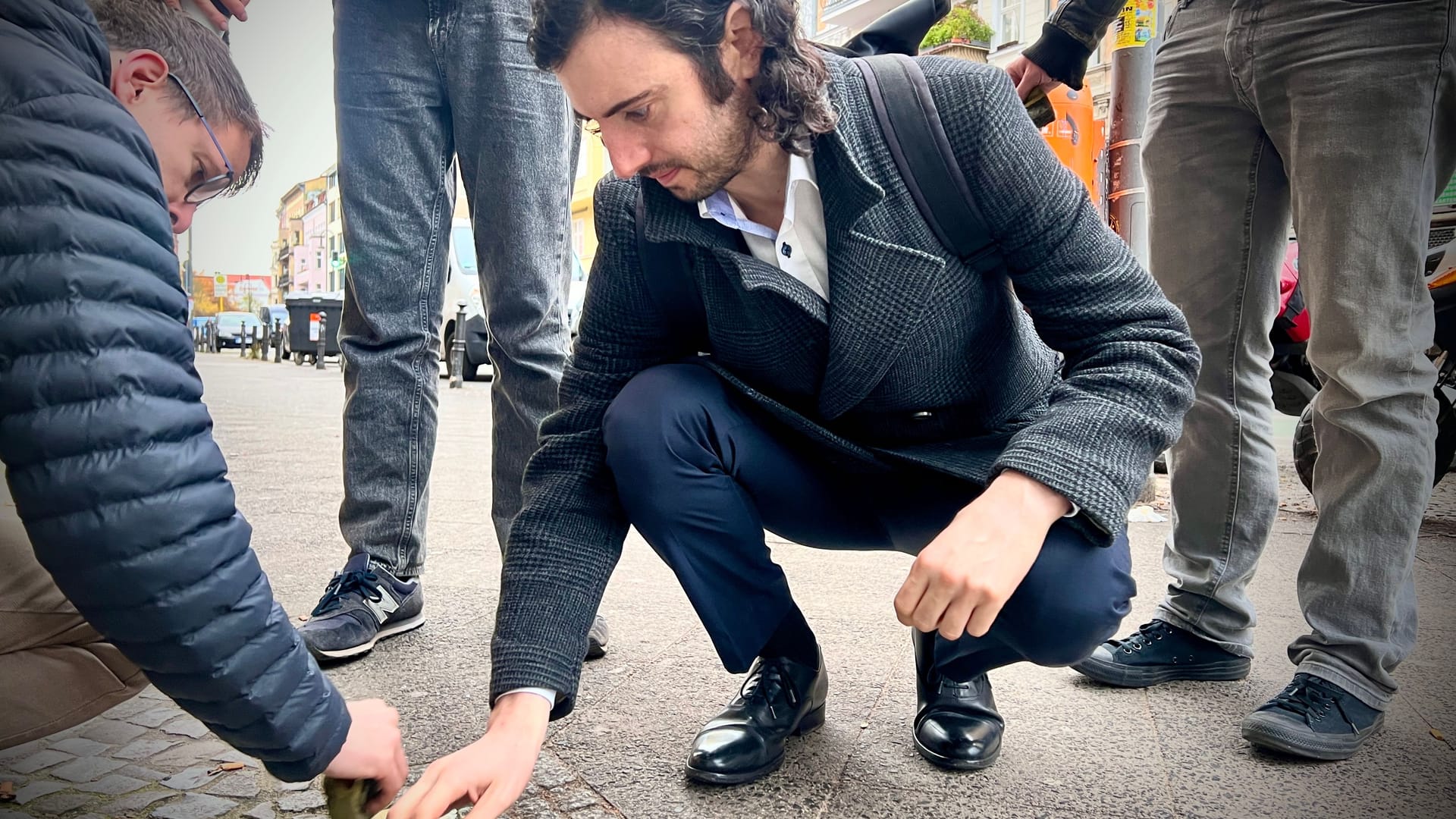 Demir beim Putzen von Stolpersteinen in Berlin: "Das macht mich wütend, wenn ich das sehe."