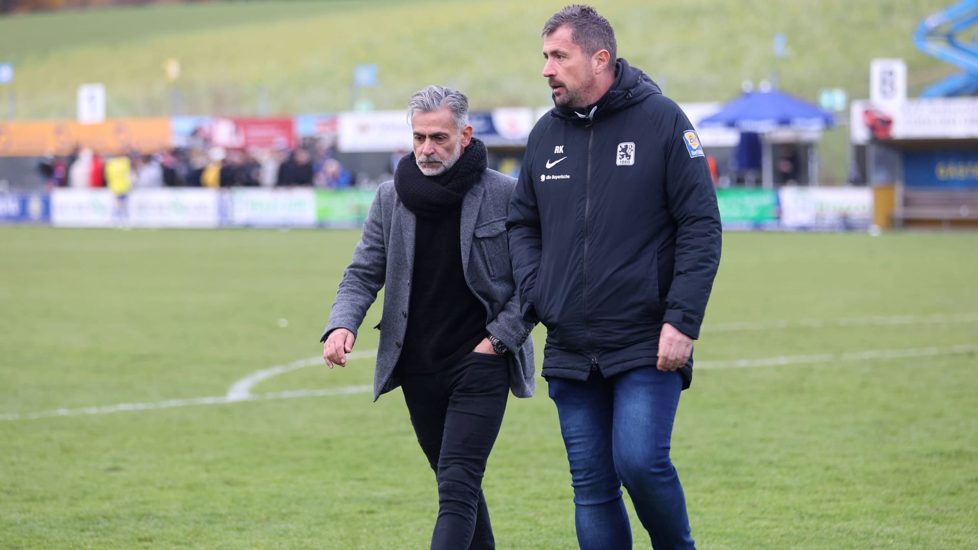 Völlig bedient: Löwen-Trainer Maurizio Jacobacci (l.) schleicht nach der peinlichen Pleite gegen Pipinsried gemeinsam mit Pressesprecher Rainer Kmeth vom Platz.