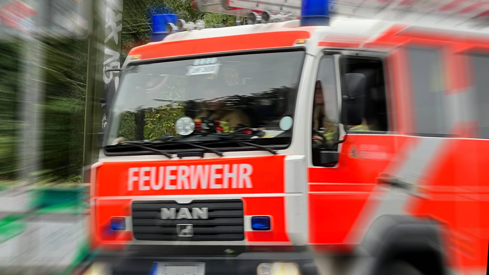 Die Feuerwehr im Einsatz: Bei Bauarbeiten kam es zu einem Unglück.