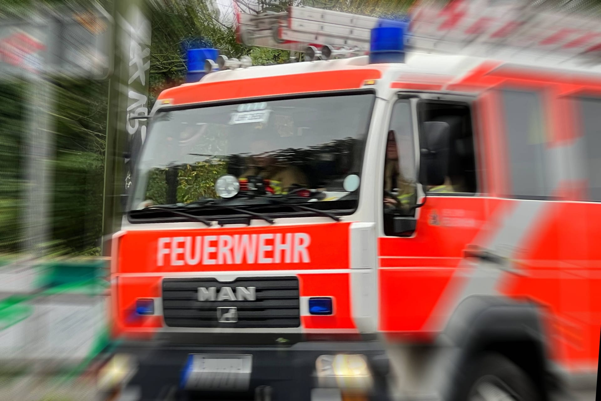 Die Feuerwehr im Einsatz: Bei Bauarbeiten kam es zu einem Unglück.