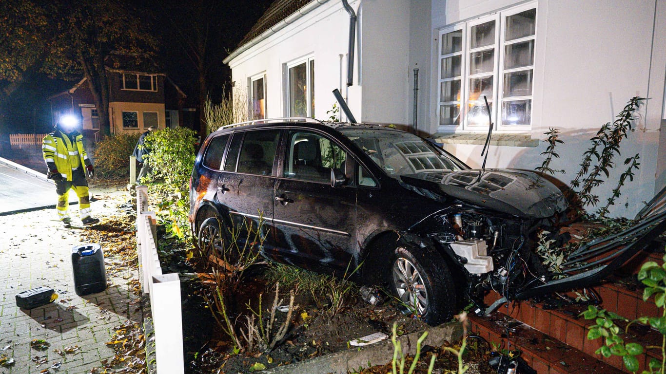 Der verunfallte VW Touran: Trotz leichten Verletzungen versuchte der Mann nach dem Crash noch zu Fuß abzuhauen.