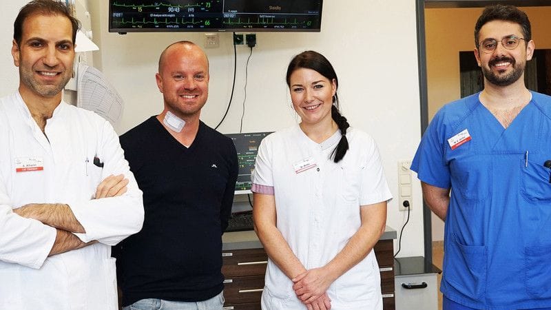 Dr. Alhariri (links) und sein Team mit Schwester Britta und Assistenzarzt M. K. Alrifai retteten Hendrik Hoopmann (Zweiter von links) das Leben. Dr. Alhariri (links) und sein Team mit Schwester Britta und Assistenzarzt M. K. Alrifai retteten Hendrik Hoopmann (Zweiter von links) das Leben.