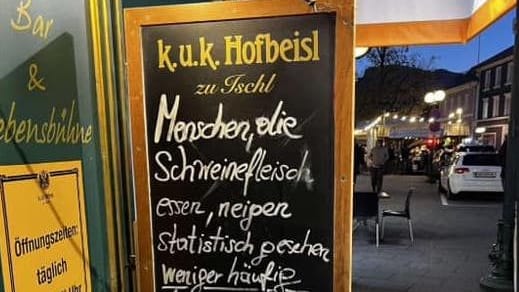 Ein Schild vor einem Restaurant in Bad Ischl hat für Aufregung gesorgt.