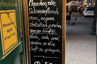 Ein Schild vor einem Restaurant in Bad Ischl hat für Aufregung gesorgt.