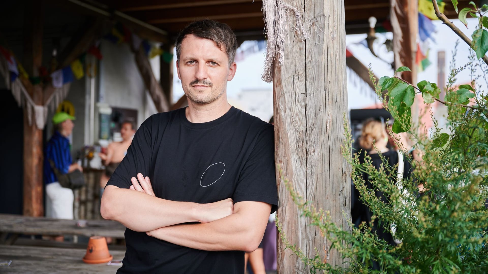 Lutz Leichsenring, Vorstand der Clubcommission Berlin, steht im Holzmarkt 25 (Archivfoto): Bestimmte Gruppen könnten sich einen Clubbesuch nicht mehr leisten, sagt er.