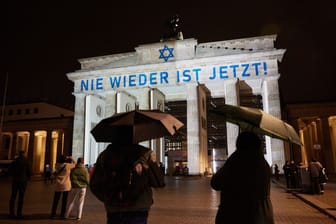 Berlin: Der Schriftzug "Nie wieder ist jetzt" wird zum 85. Jahrestag der Pogromnacht an das Brandenburger Tor projiziert.