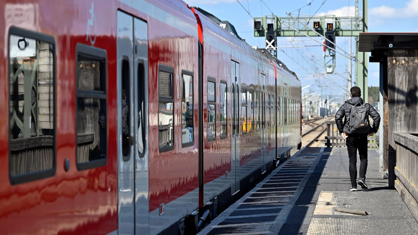 Ein Zug der Nürnberger S-Bahn: Auch auf den S-Bahn-Linien in Franken fährt am Donnerstag kaum ein Zug.