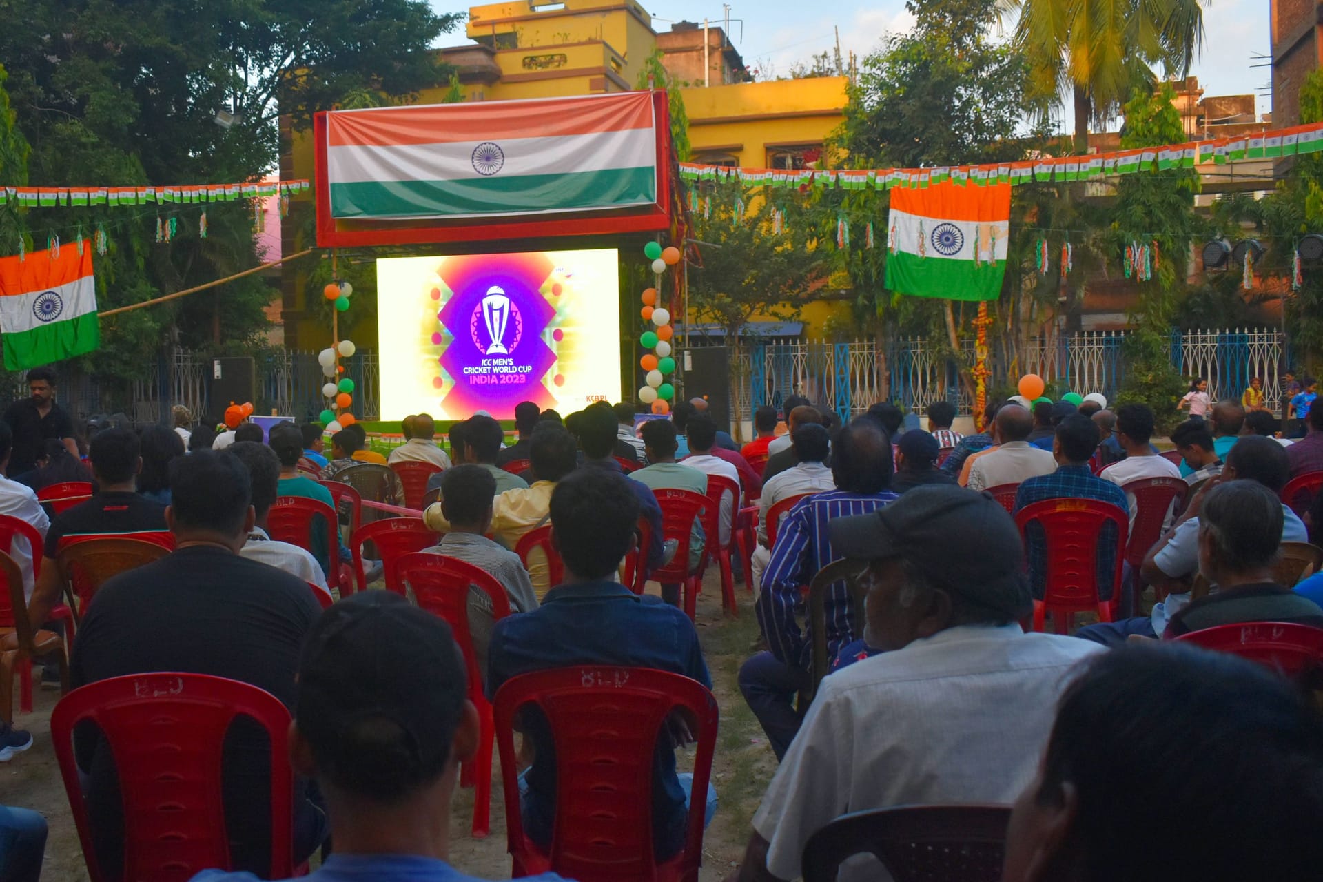 Fans in Indien verfolgen das Cricket Finale beim Public Viewing (Symbolbild): Cricket ist die mit Abstand beliebteste Sportart in Indien.