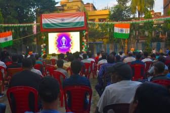 Fans in Indien verfolgen das Cricket Finale beim Public Viewing (Symbolbild): Cricket ist die mit Abstand beliebteste Sportart in Indien.