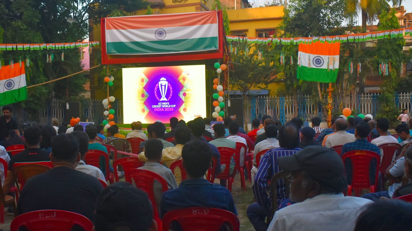 Fans in Indien verfolgen das Cricket Finale beim Public Viewing (Symbolbild): Cricket ist die mit Abstand beliebteste Sportart in Indien.