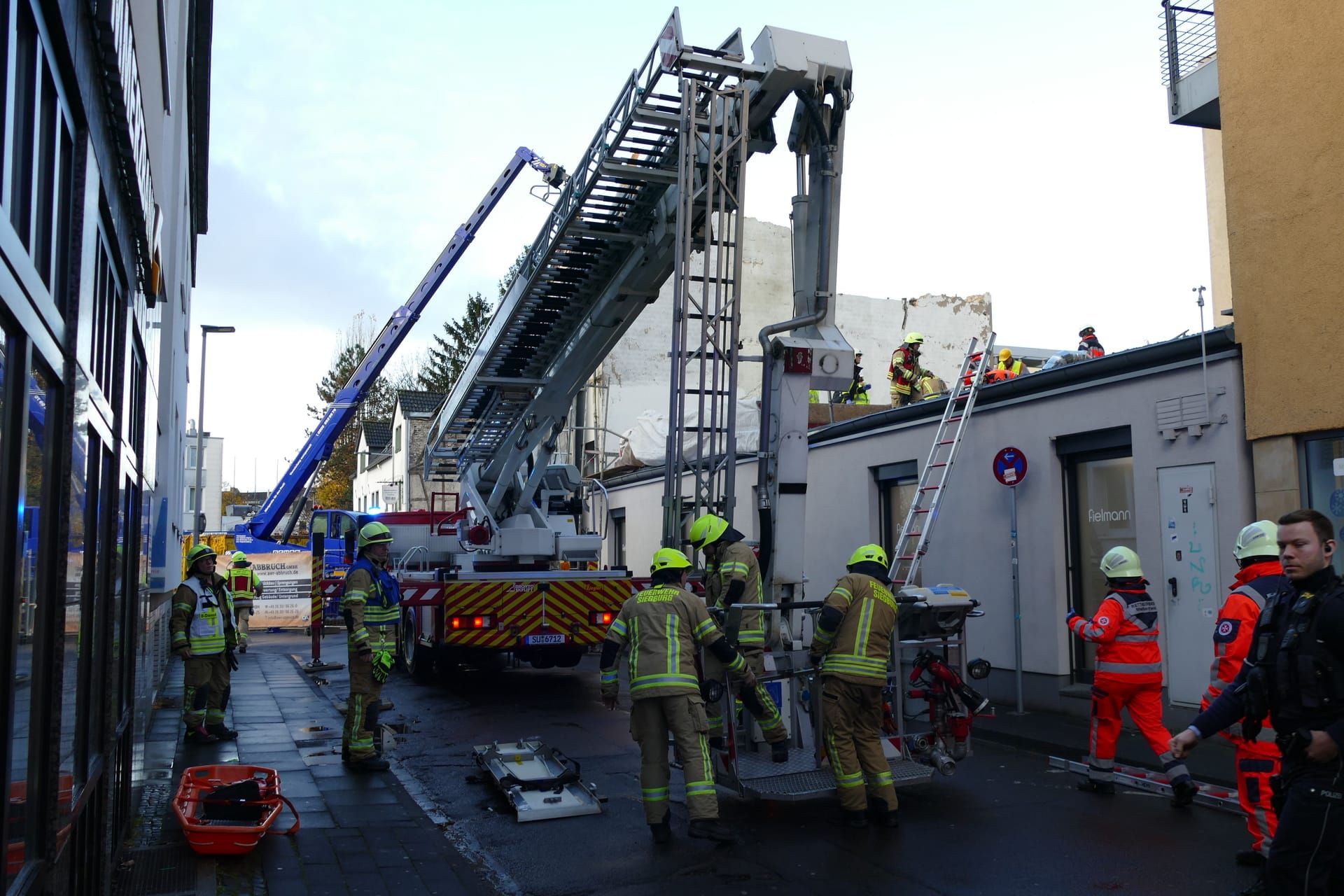 Die Feuerwehr im Einsatz: Wie es zu dem Unfall kommen konnte, ist derzeit unklar.