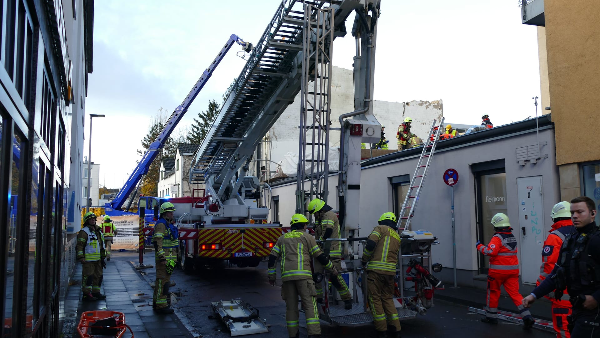 Die Feuerwehr im Einsatz: Wie es zu dem Unfall kommen konnte, ist derzeit unklar.