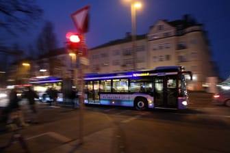 Ein Linienbus fährt bei Nacht durch München (Symbolbild).