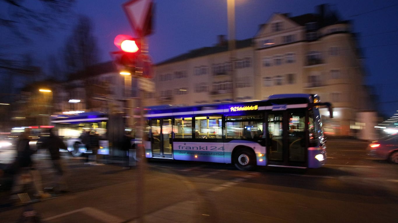 Ein Linienbus fährt bei Nacht durch München (Symbolbild).