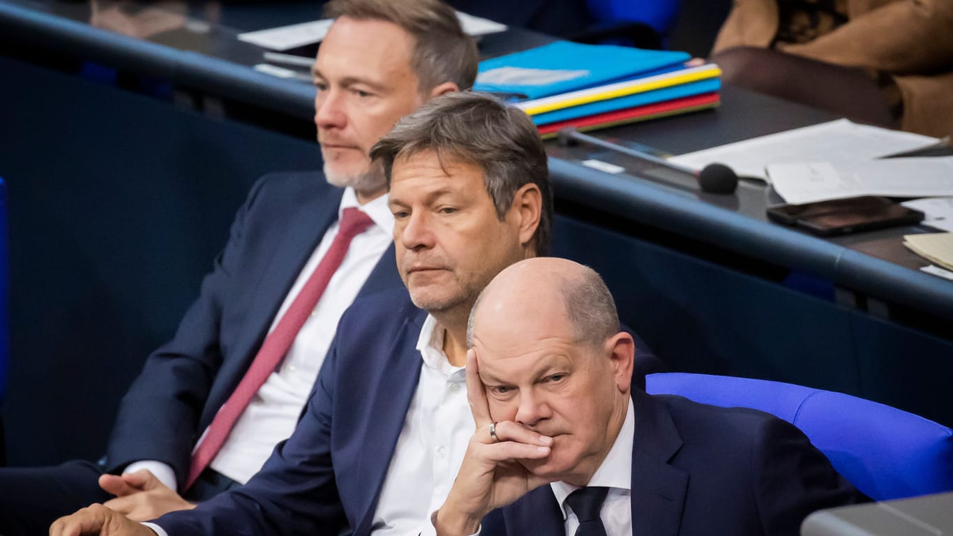 Olaf Scholz, Christian Lindner und Robert Habeck (Archivbild): Die Führung der Koalition wird wohl noch weitere Haushaltslöcher stopfen müssen.