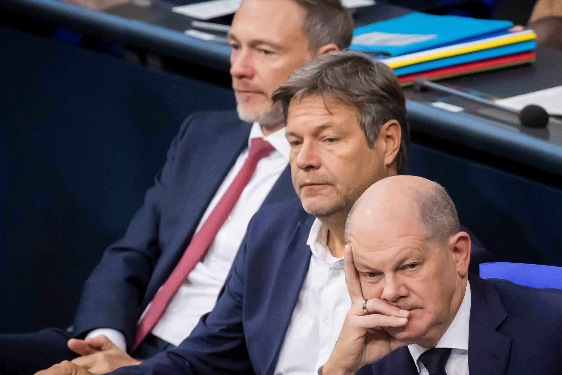 Olaf Scholz, Christian Lindner und Robert Habeck (Archivbild): Die Führung der Koalition wird wohl noch weitere Haushaltslöcher stopfen müssen.