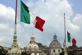Italienische Nationalflaggen auf Halbmast (Archivbild): Anlässlich des Mordes an einer jungen Frau will die Regierung Venetiens einen Trauertag ausrufen.