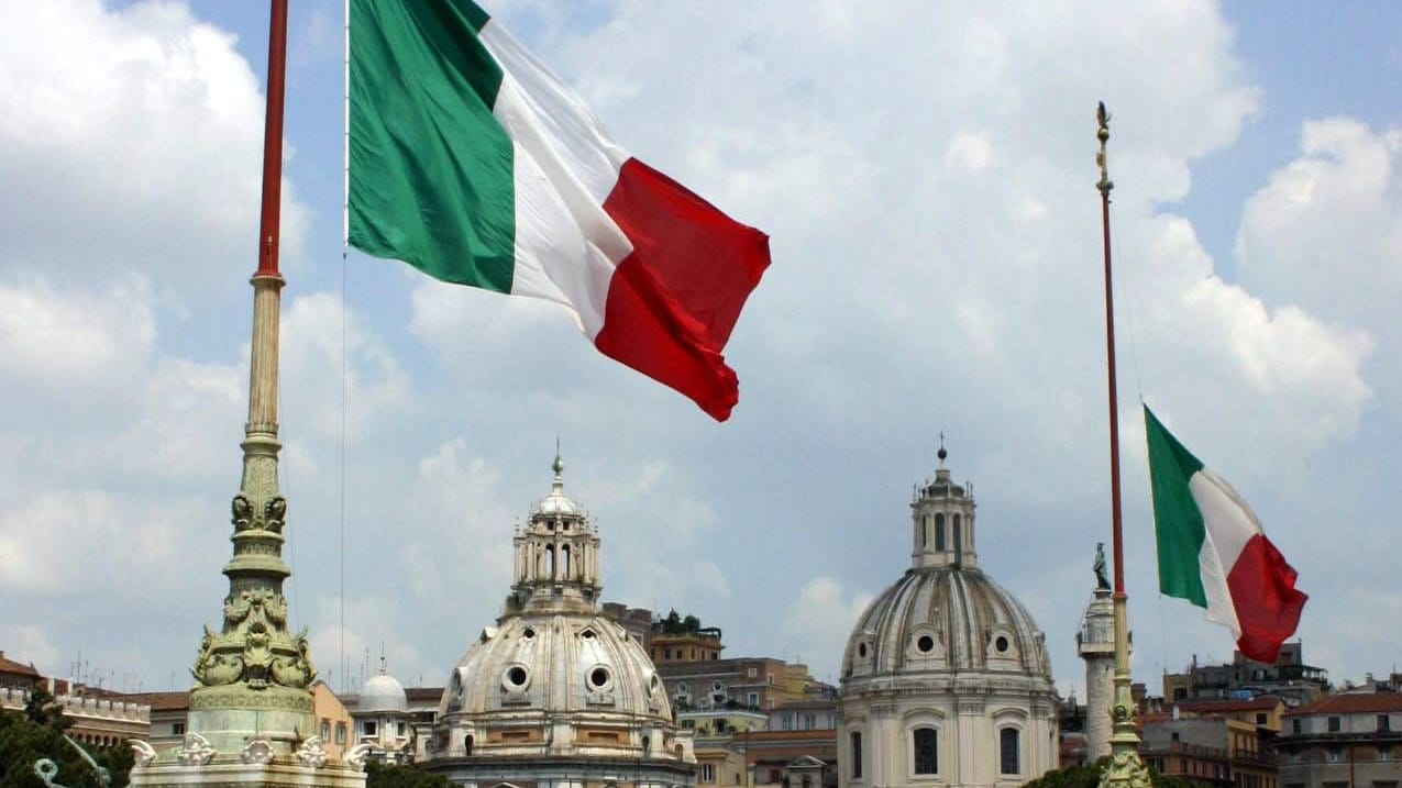 Italienische Nationalflaggen auf Halbmast (Archivbild): Anlässlich des Mordes an einer jungen Frau will die Regierung Venetiens einen Trauertag ausrufen. Italienische Nationalflaggen auf Halbmast (Archivbild): Anlässlich des Mordes an einer jungen Frau will die Regierung Venetiens einen Trauertag ausrufen.