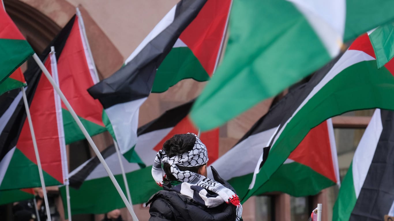 Menschen bei einer Pro-palästinensischen Demo auf dem Frankfurter Römerberg (Archivbild).