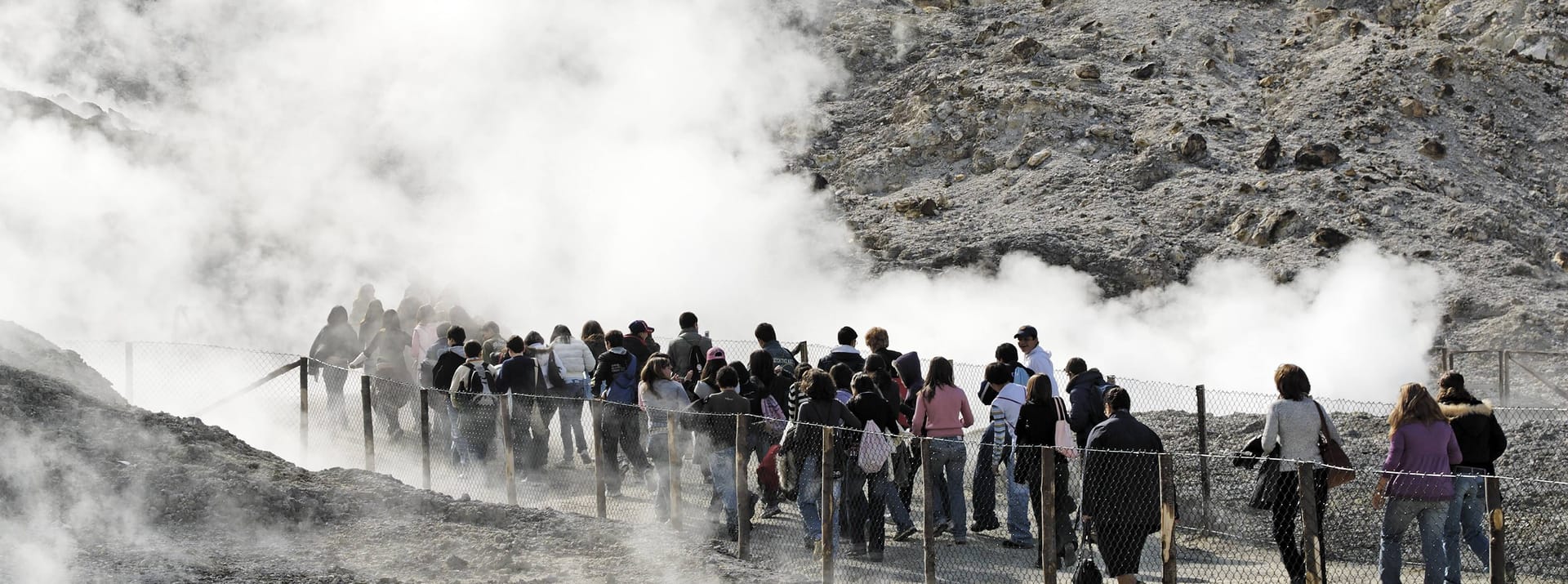 Eine Schulklasse besucht die Phlegräischen Felder in Italien. Die Vulkane in dem Gebiet nahe Neapel könnten in Zukunft zu einer Gefahr für die Bewohner der Region werden. (Archivbild)