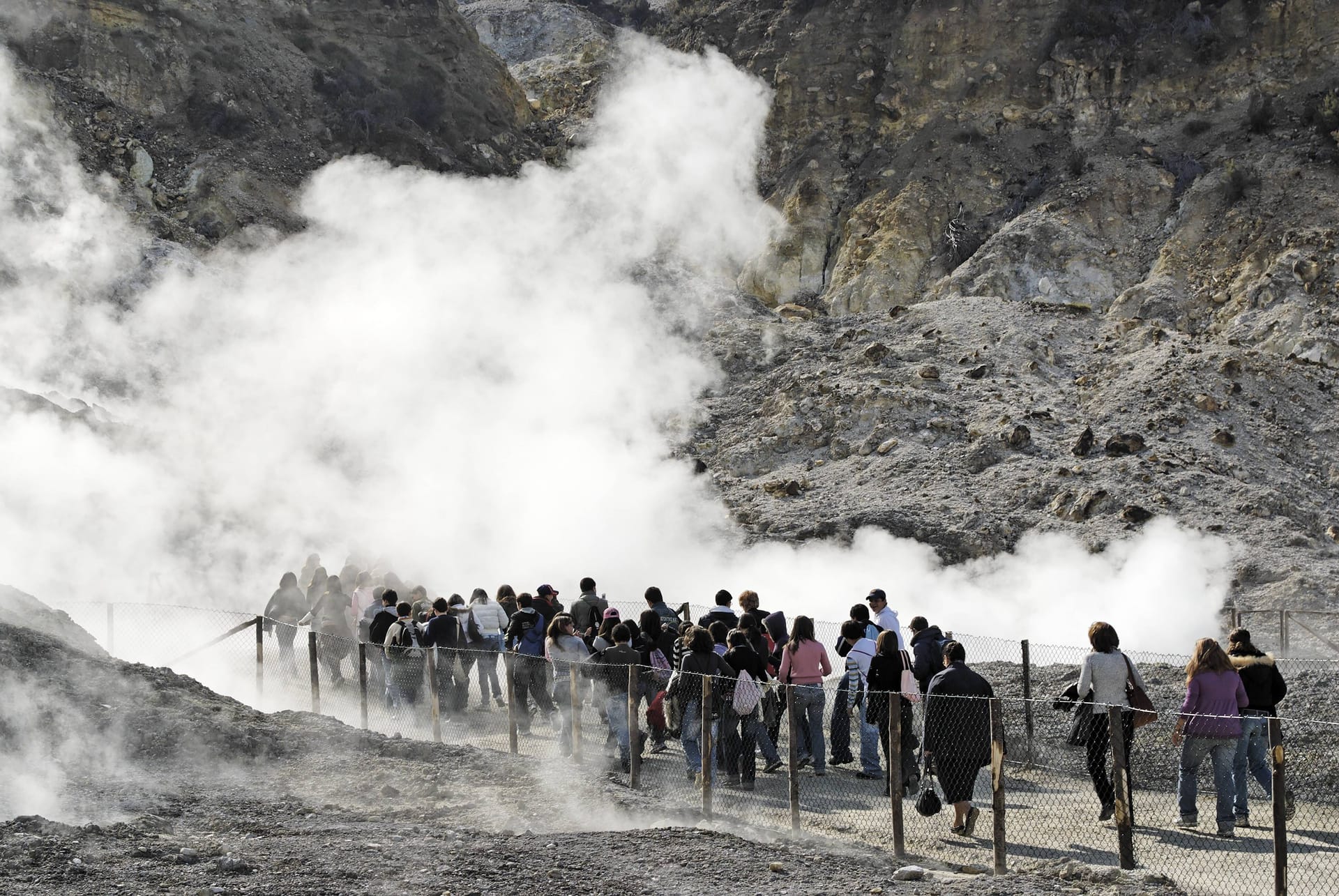 Eine Schulklasse besucht die Phlegräischen Felder in Italien. Die Vulkane in dem Gebiet nahe Neapel könnten in Zukunft zu einer Gefahr für die Bewohner der Region werden. (Archivbild)