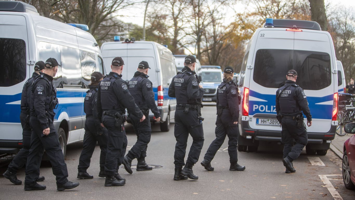 Großaufgebot der Polizei an der Blauen Moschee in Hamburg: Gegen den Trägerverein, das Islamische Zentrum Hamburg, läuft ein Verbotsverfahren.