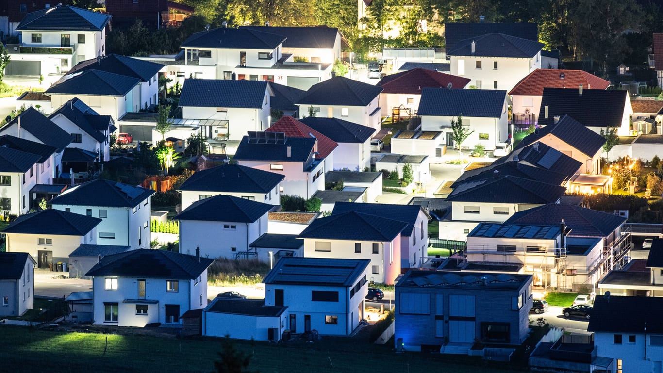 Wohnhäuser stehen in einem Neubaugebiet (Archivbild): In Niedersachsen entbrennt eine Debatte zur Unterstützung junger Familien.
