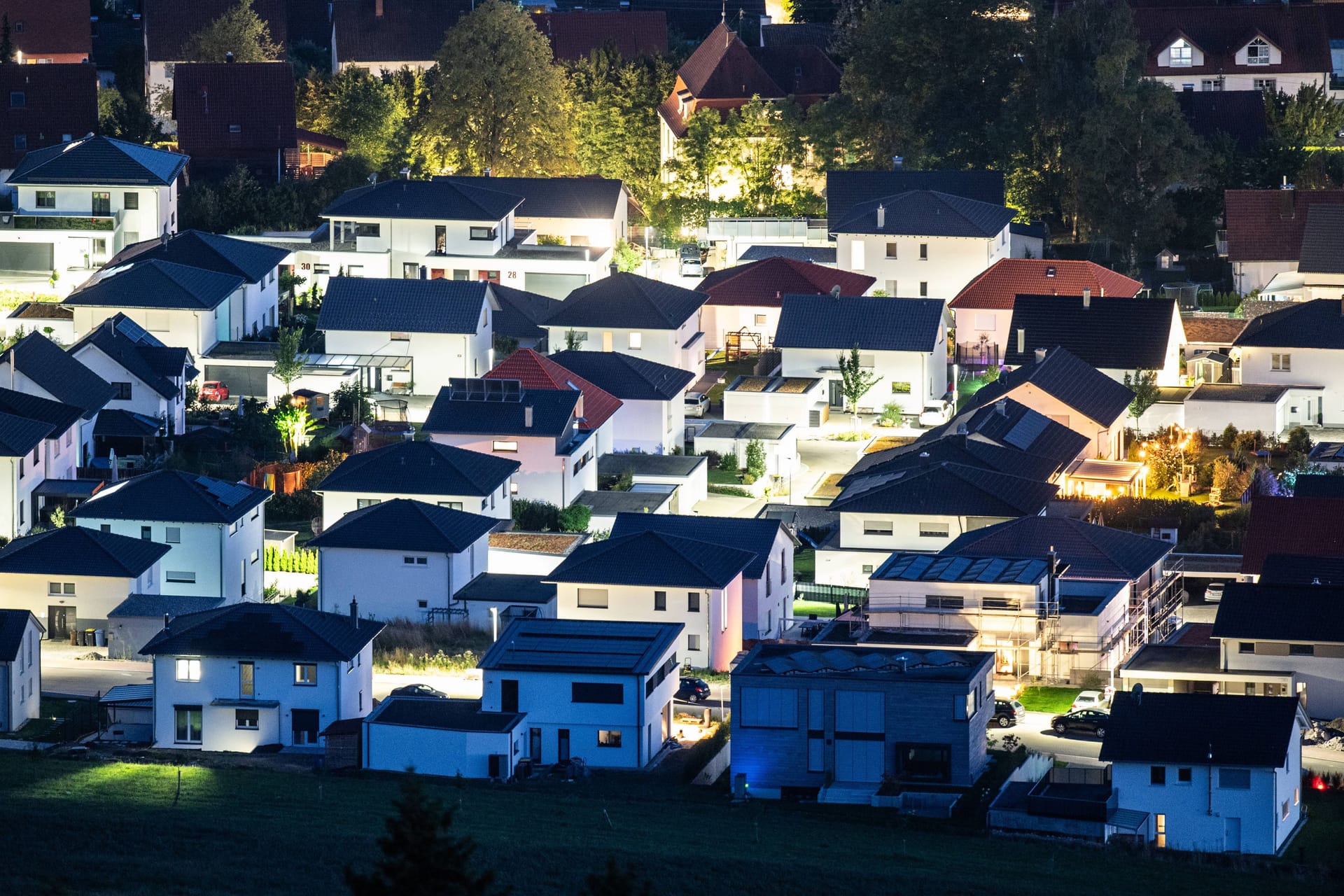 Wohnhäuser stehen in einem Neubaugebiet (Archivbild): In Niedersachsen entbrennt eine Debatte zur Unterstützung junger Familien.