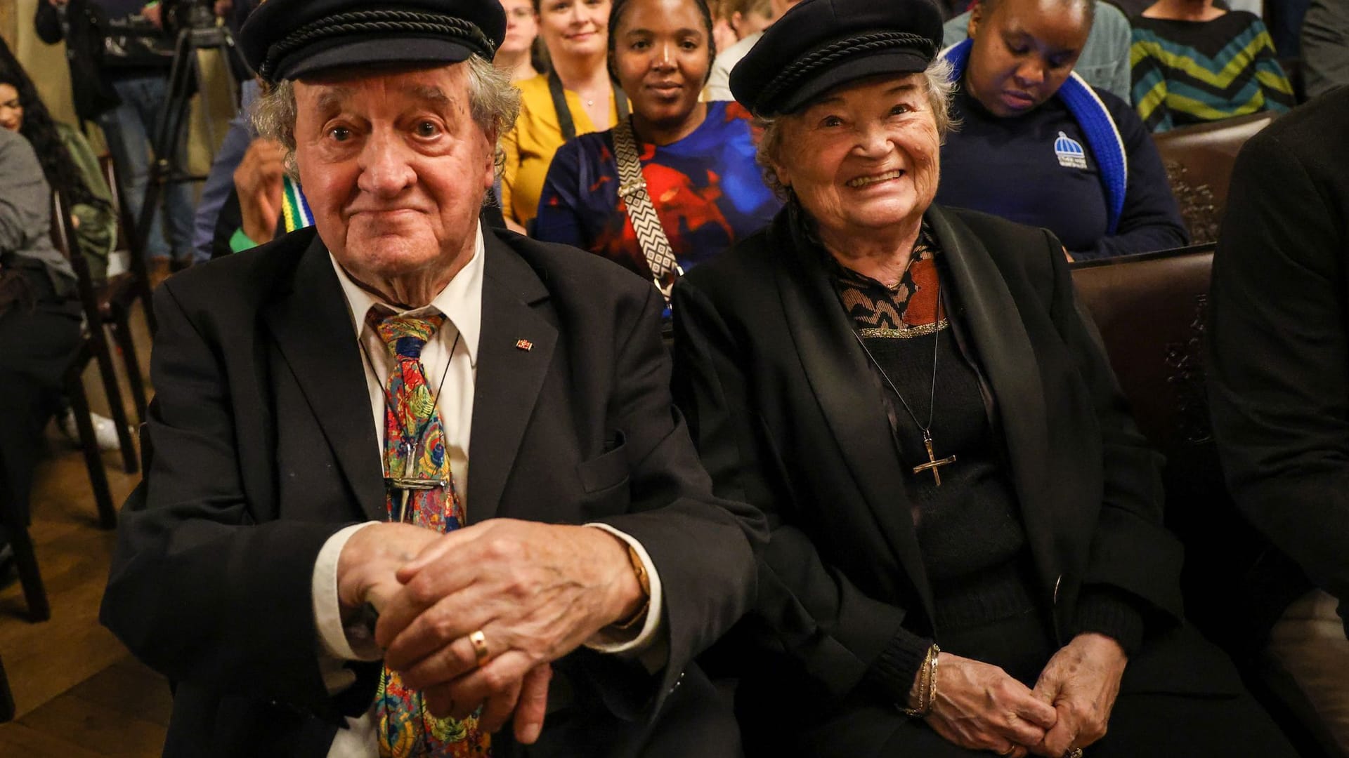 Ivar Buterfas-Frankenthal und seine Frau Dagmar nehmen im Bremer Rathaus.