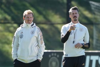 Bundestrainer Julian Nagelsmann (l.) neben Assistent Sandro Wagner: Der DFB und sein Trainerteam werden sich in Herzogenaurach auf die EM vorbereiten.