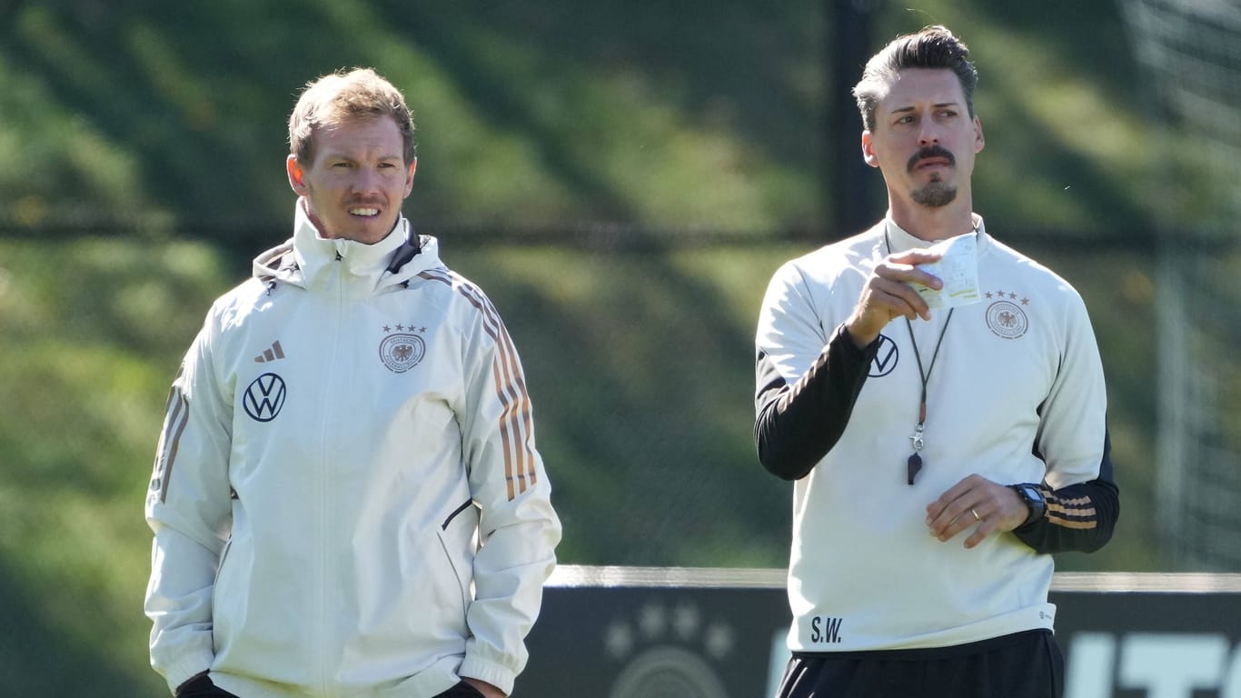 Bundestrainer Julian Nagelsmann (l.) neben Assistent Sandro Wagner: Der DFB und sein Trainerteam werden sich in Herzogenaurach auf die EM vorbereiten.