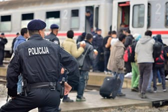 Flüchtlinge an der kroatischen Grenze auf dem Weg in einen Zug nach Ungarn