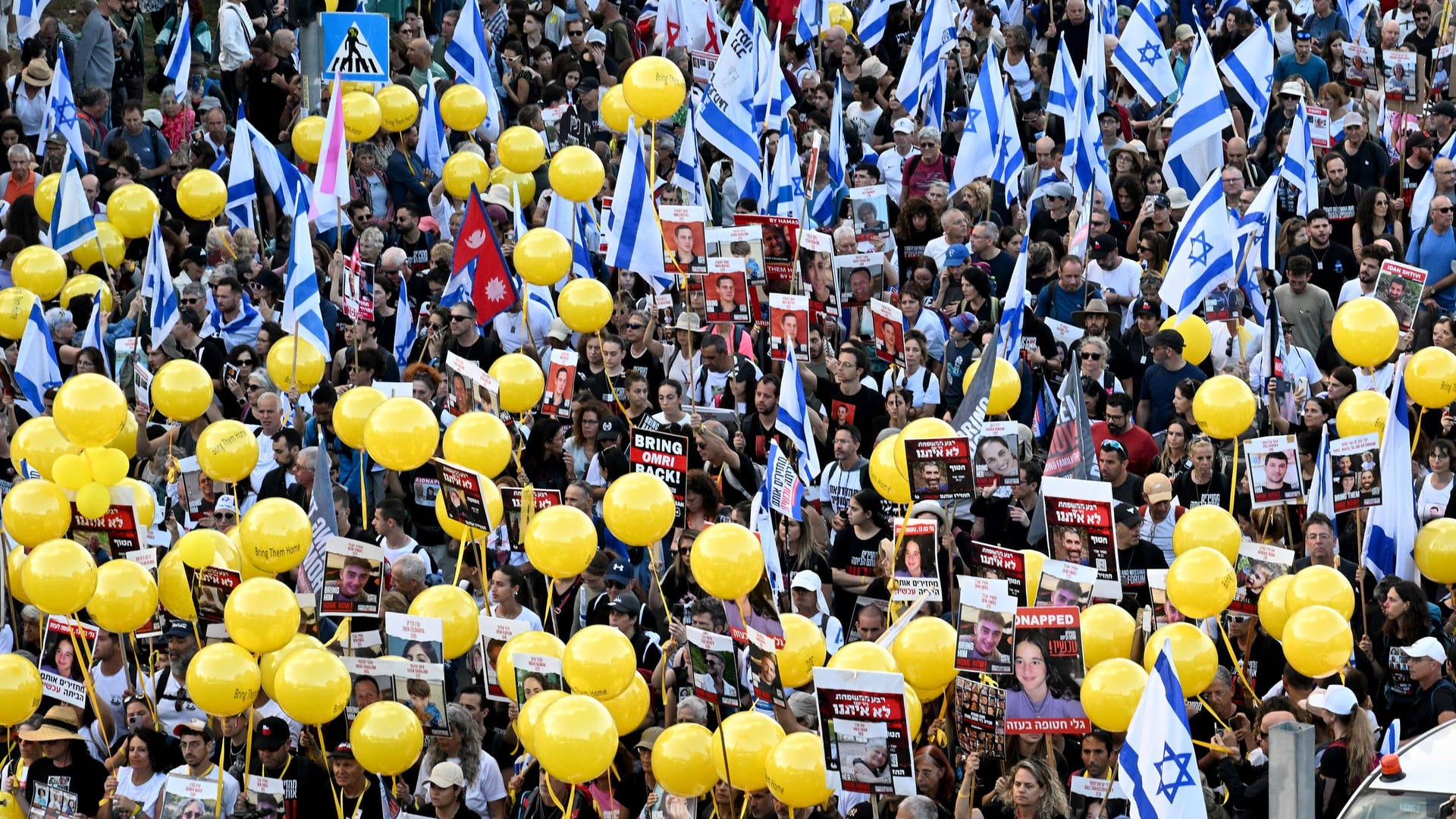 Zehntausende demonstrieren in Jerusalem für die Freilassung der von der Hamas verschleppten Geiseln.