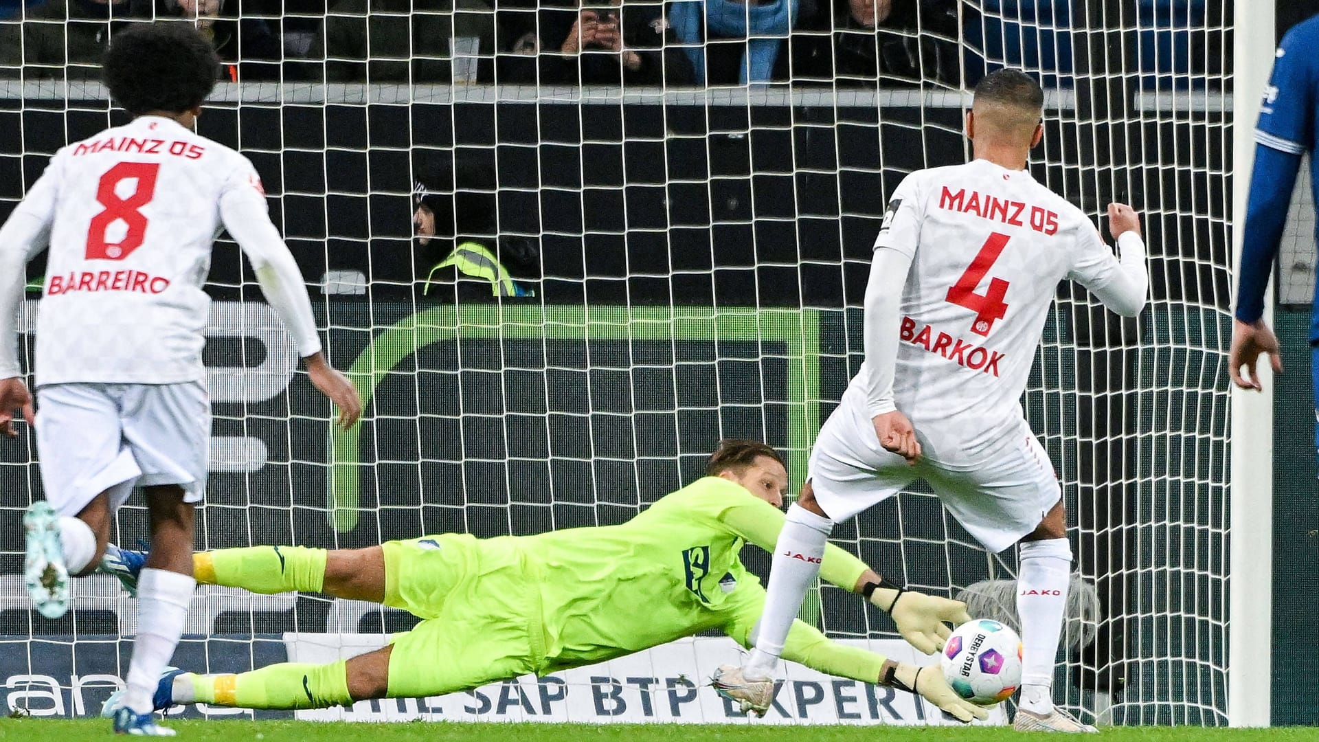 Entscheidender Moment: Oliver Baumann hält den Elfmeter des Mainzers Aymen Barkok.