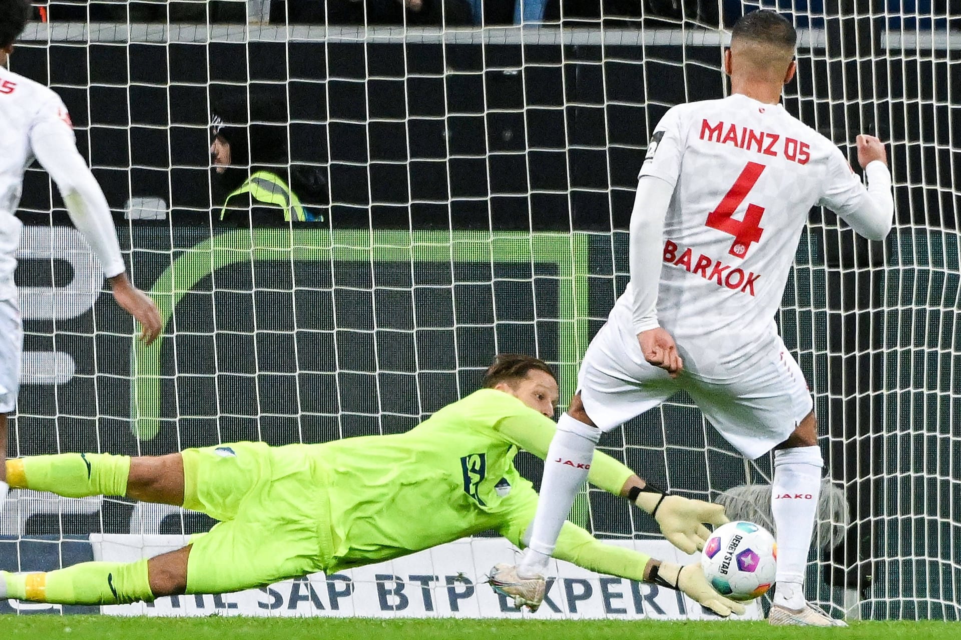 Entscheidender Moment: Oliver Baumann hält den Elfmeter des Mainzers Aymen Barkok.