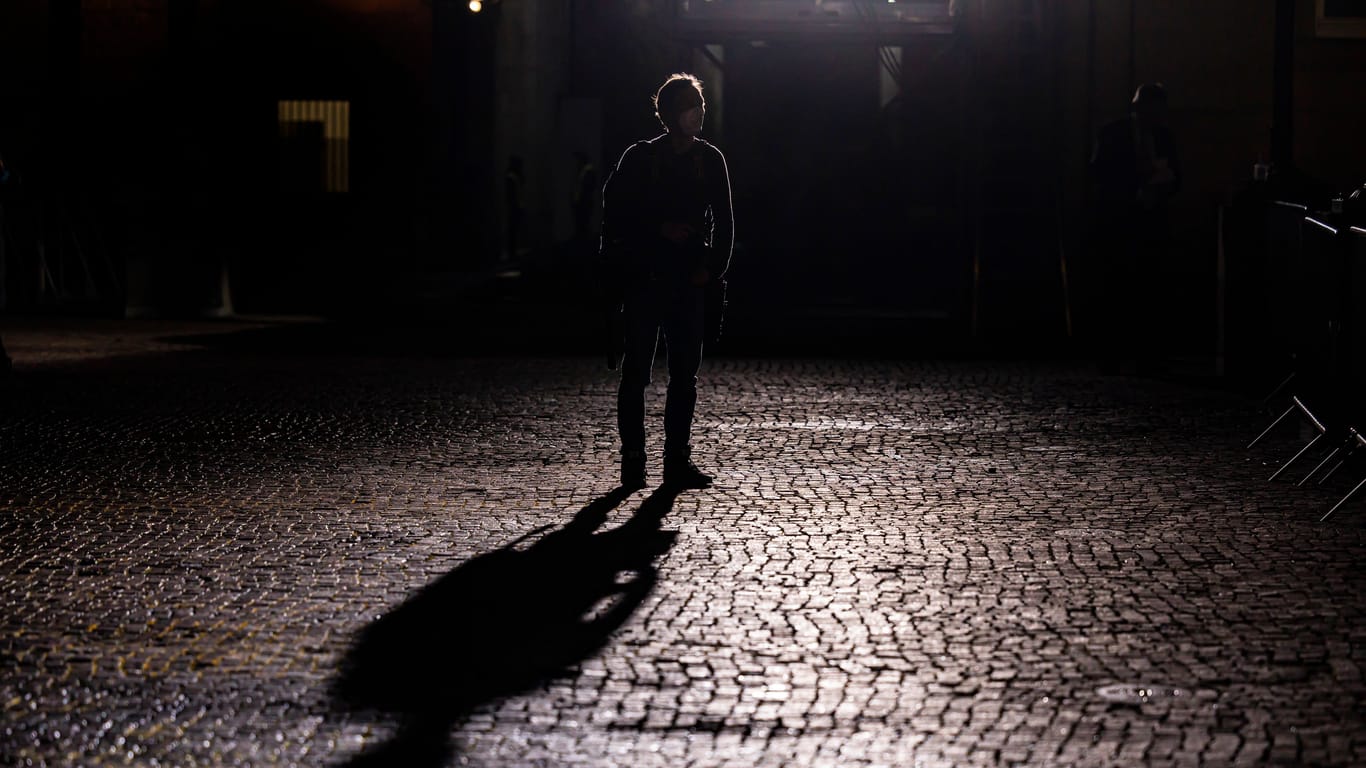 Ein Mann in der Dunkelheit (Symbolbild): Die Frau meldete den Vorfall der Polizei.