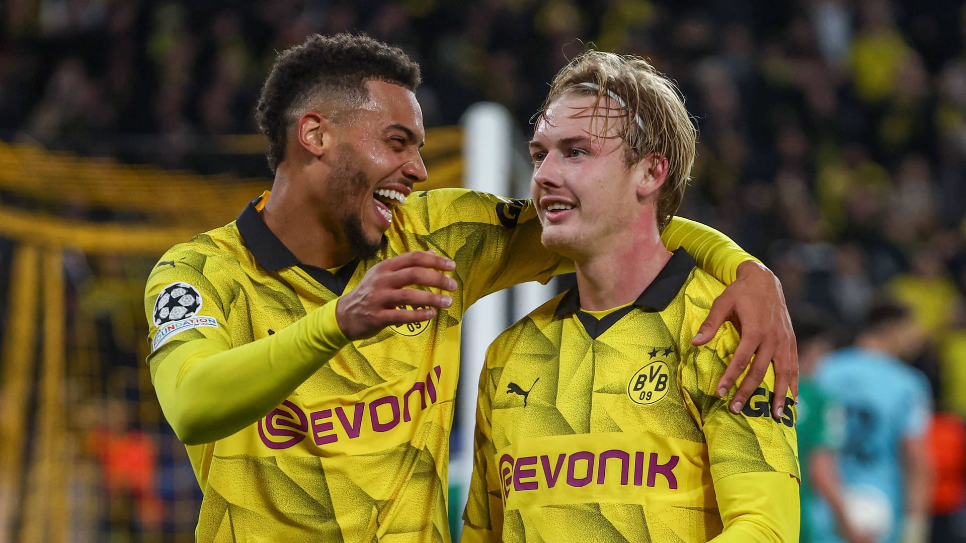 Die BVB-Stars Felix Nmecha (l.) und Julian Brandt beim gemeinsamen Torjubel. Die BVB-Stars Felix Nmecha (l.) und Julian Brandt beim gemeinsamen Torjubel.