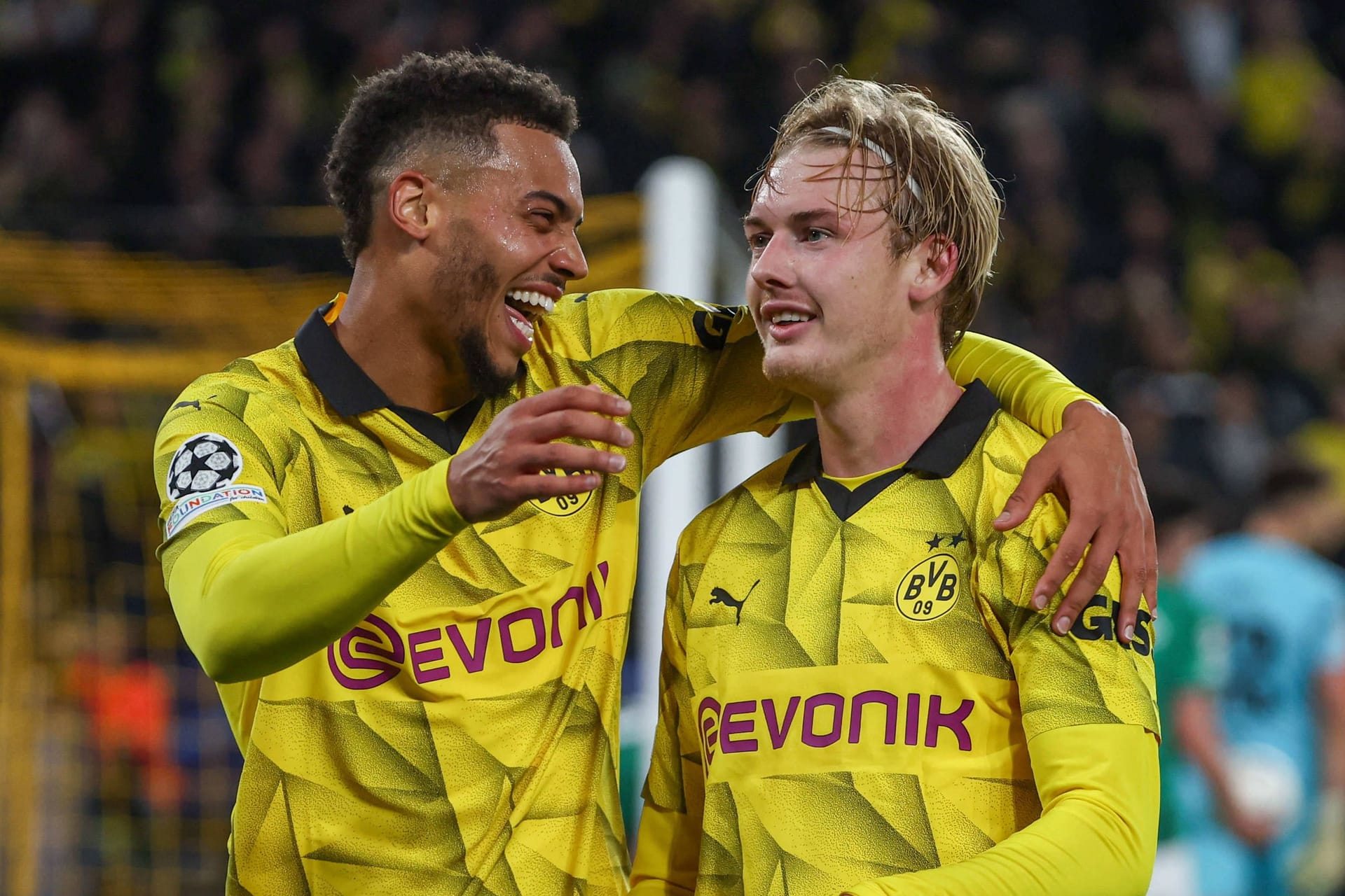 Die BVB-Stars Felix Nmecha (l.) und Julian Brandt beim gemeinsamen Torjubel.