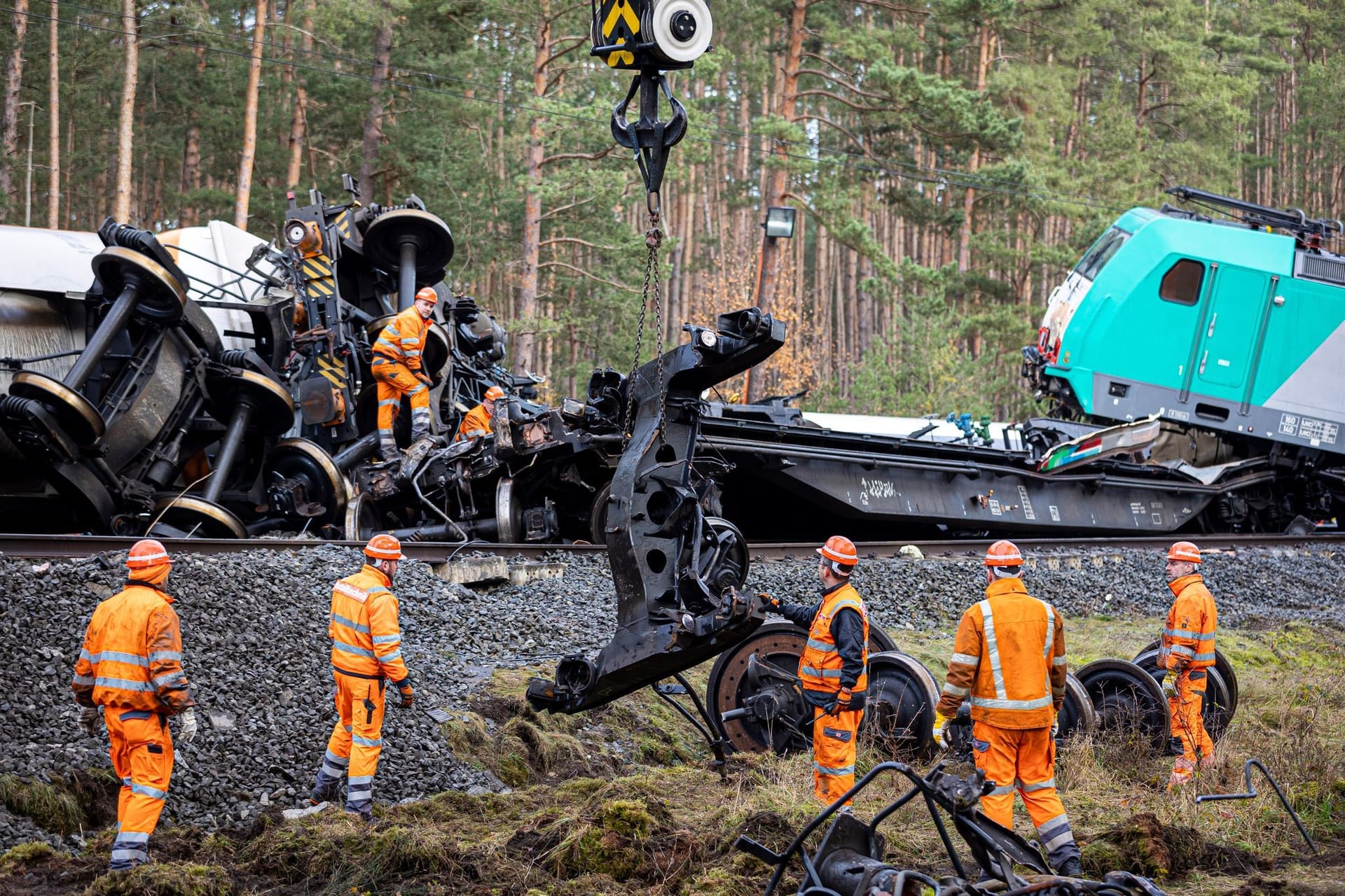 Arbeiten an der Einsatzstelle nach der Güterzug-Kollision